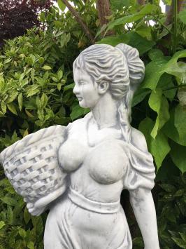 Gartenstatue Frau / Dame mit Blumenkörben